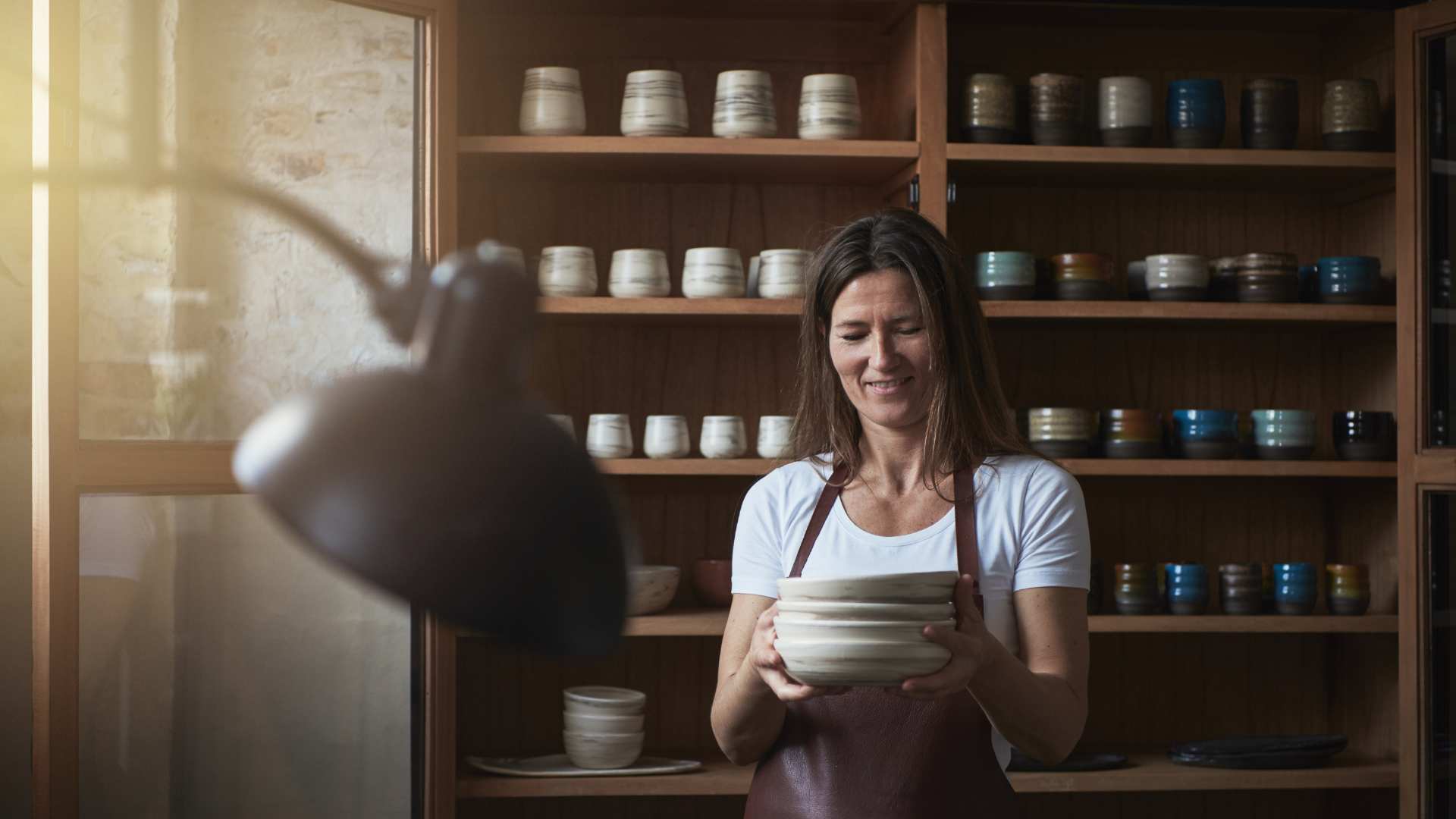 Femme qui fait de la poterie 