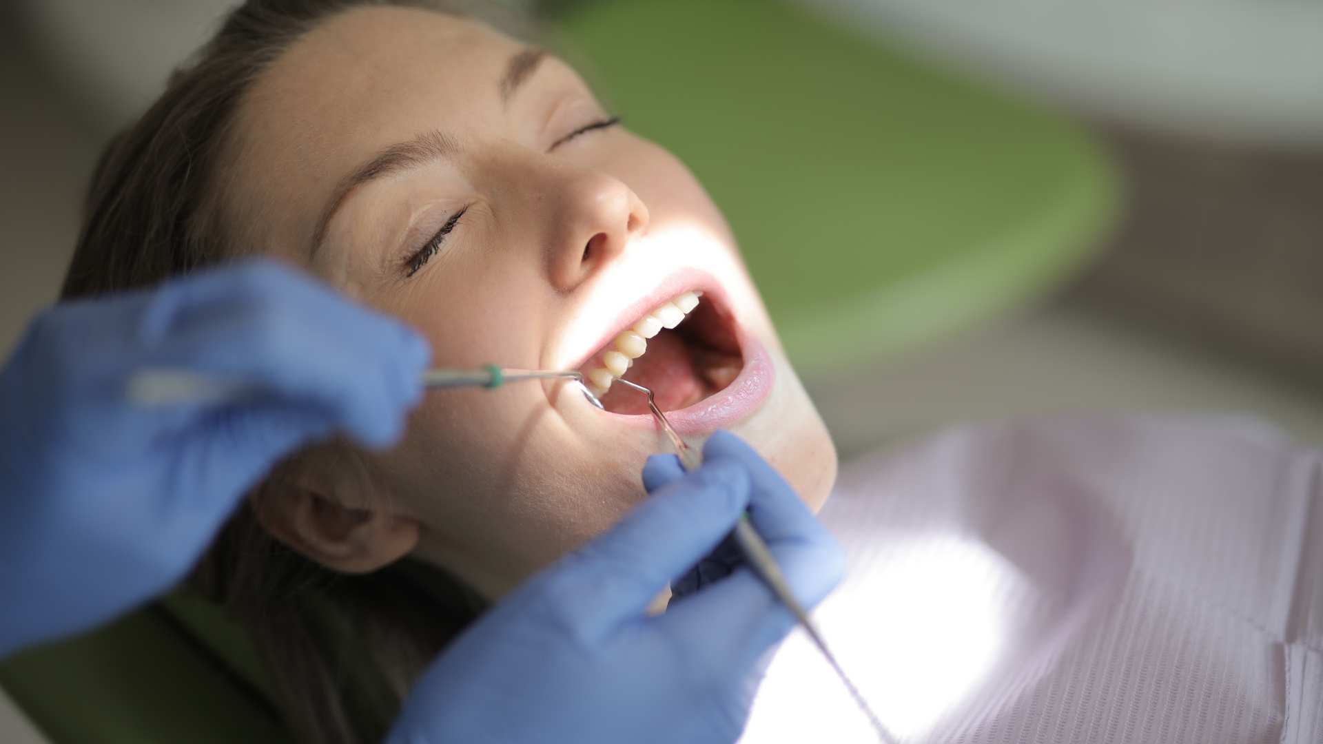 Femme chez le dentiste