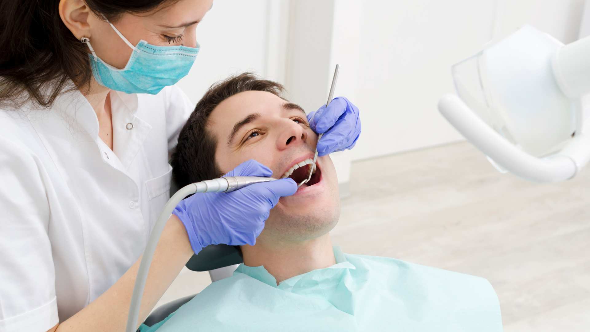 Homme chez le dentiste