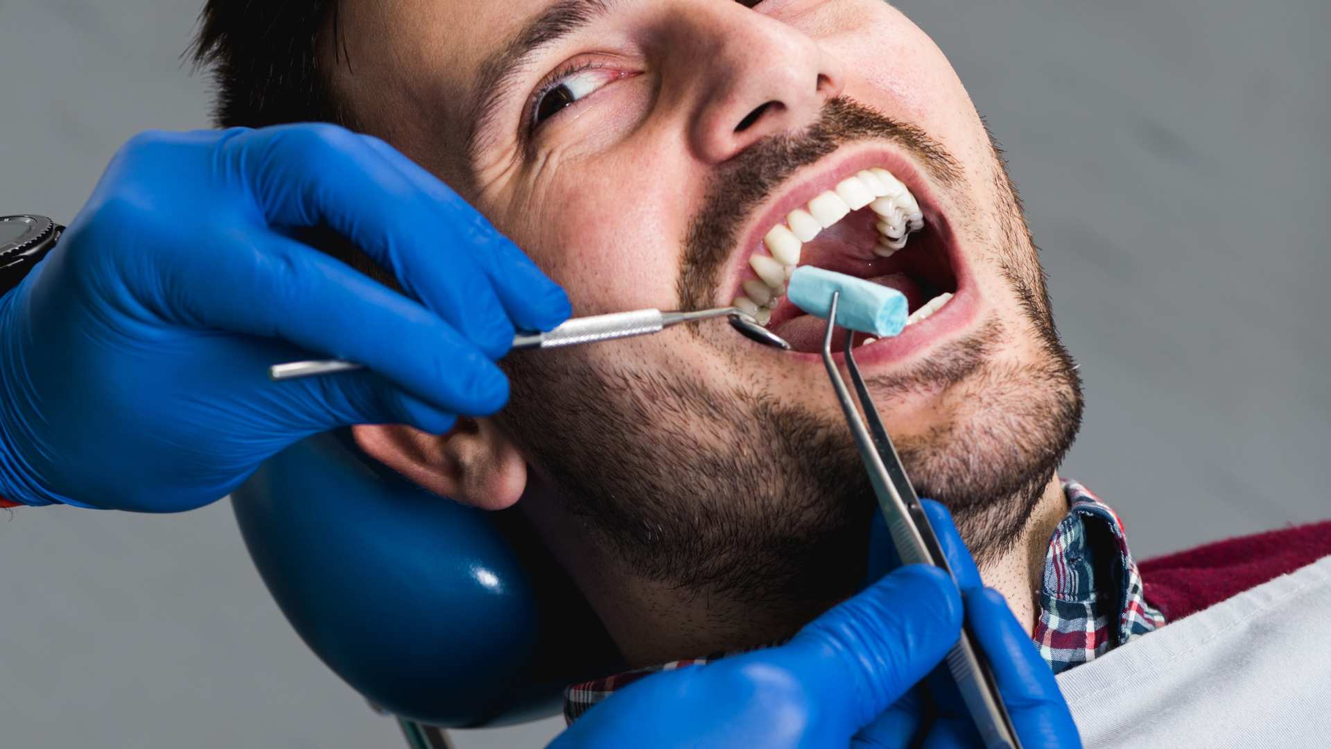 Homme chez le dentiste