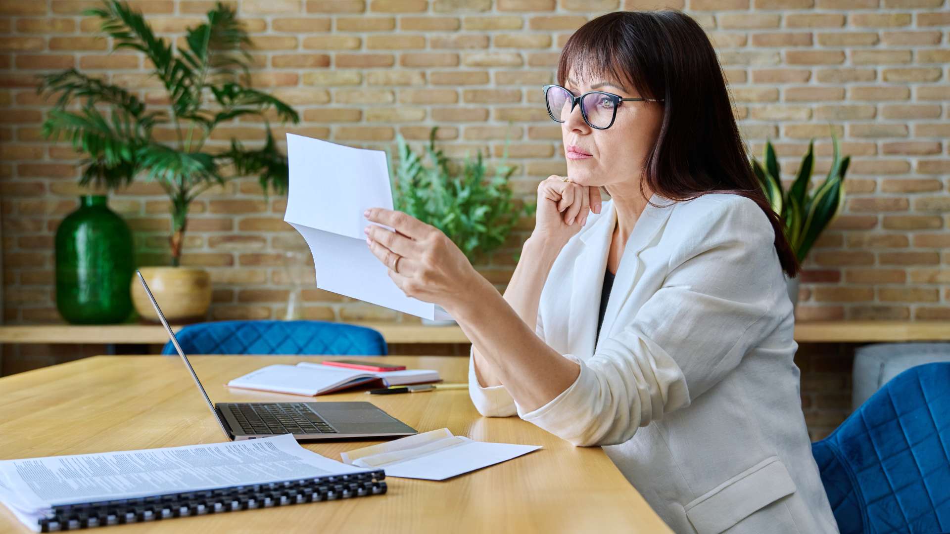 Femme qui travaille dans un bureau