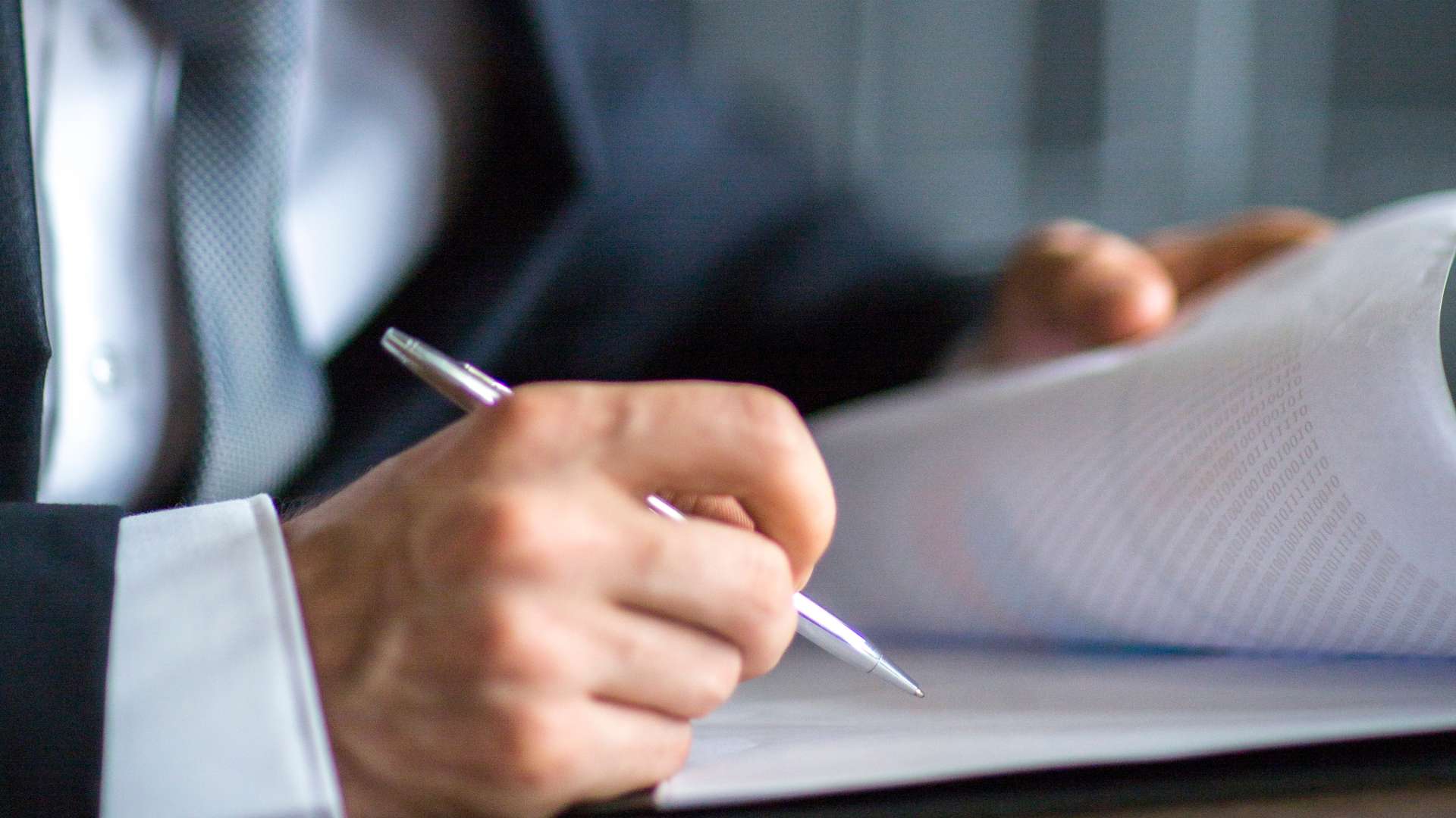 Homme qui travail dans un bureau